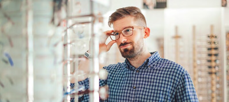 Kund provar glasögon i en optikbutik.